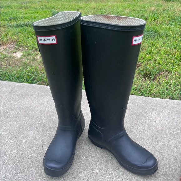 Women’s size 7 Hunter rain boots - Picture 1 of 3